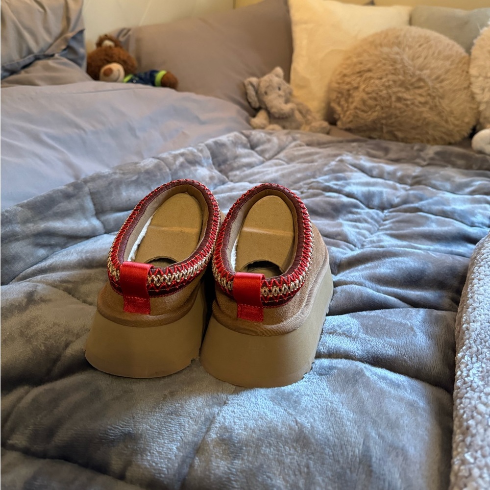 UGG Tasman Platform Size 8 - like new!